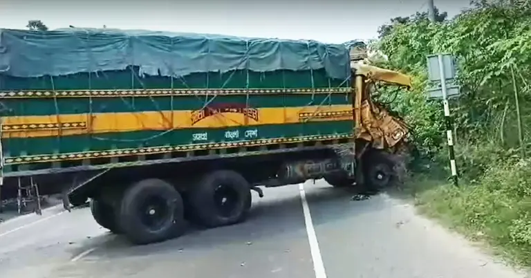 দুর্ঘটনাগ্রস্ত দুই ট্রাকের মধ্যে একটি